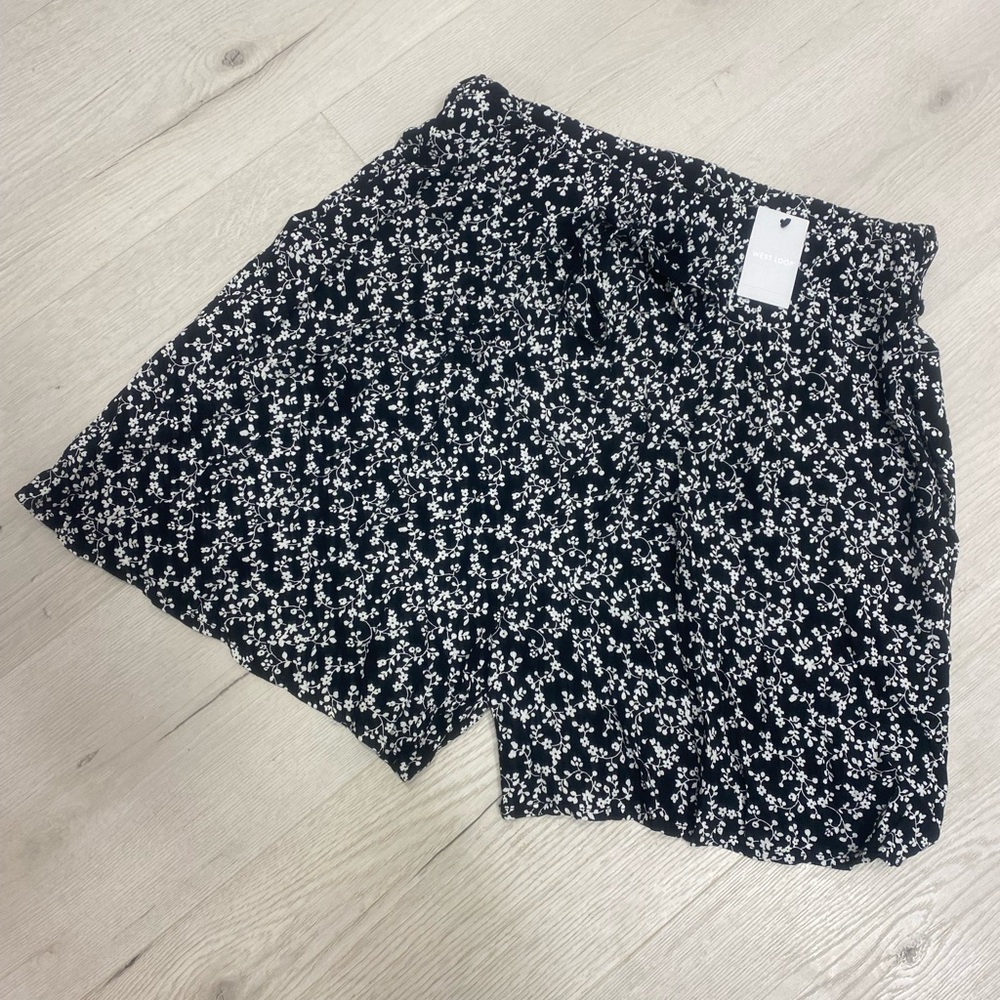 West Loop Women's Black and White Patterned Shorts